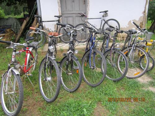 a group of bikes parked next to each other at Erdősmecskei sváb vendégházak és Jurtaszállás in Erdősmecske