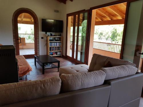 salon z kanapą i stołem w obiekcie Villa l'orto Portixeddu Sardegna w mieście Fluminimaggiore