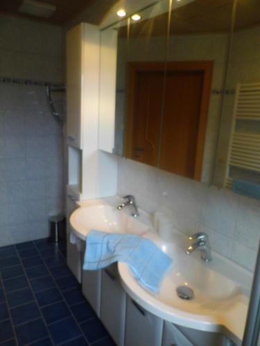 un bagno con lavandino e specchio di Ferienwohnung Viehhauser a Hüttschlag