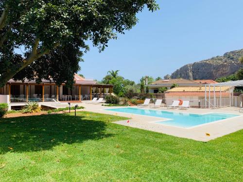 ein Schwimmbad in einem Hof neben einem Haus in der Unterkunft Il Giardino di Venere in Mondello