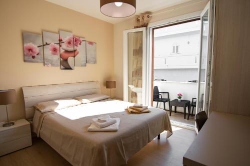 een slaapkamer met een bed met twee handdoeken erop bij Chiardiluna in Castro di Lecce