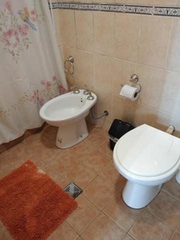 um banheiro com vaso sanitário branco e pia em MAU-MAR em Colón