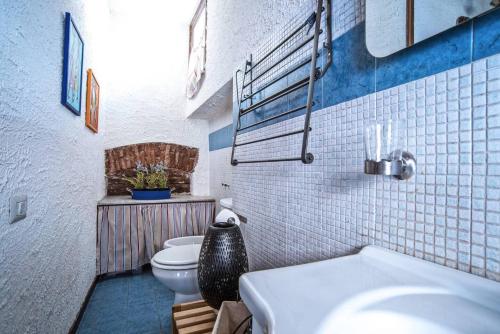 La salle de bains est pourvue de toilettes et d'un lavabo. dans l'établissement Casa Gisira, à Catane