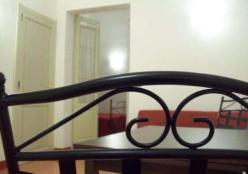 a black bench in a room with a table at Suite Carducci B&B - Residence in Rutigliano