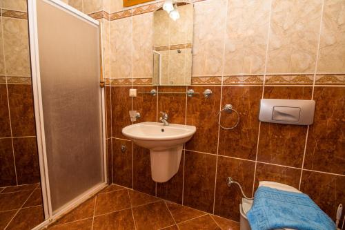 カルカンにあるVilla Swanのバスルーム(シンク、シャワー、トイレ付)