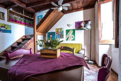 une salle à manger avec une table et un chiffon violet dans l'établissement Casa Gisira, à Catane