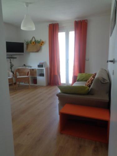 salon z kanapą i czerwonymi zasłonami w obiekcie Casa Luce e Aria w mieście Colico