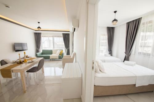 Postel nebo postele na pokoji v ubytování Cedrus Suites