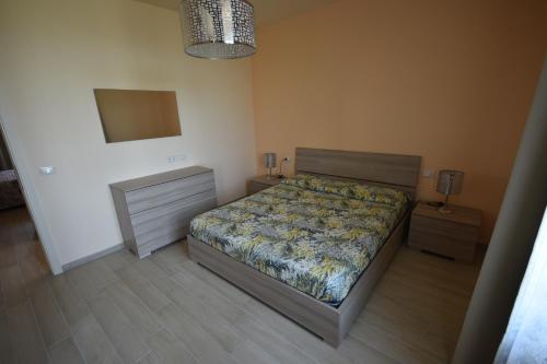 sypialnia z łóżkiem i 2 szafkami nocnymi w obiekcie LA CASA DI CHIANNI La Pieve w mieście Chianni
