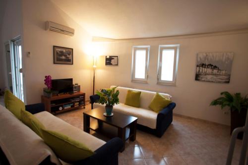 Penthouse Duplex Apartment Anna - 4 bed 3 bath - Seaview - Free Parking - Beach and Restaurants 250m - Ciovo and Trogir - 15 minutes to Airport