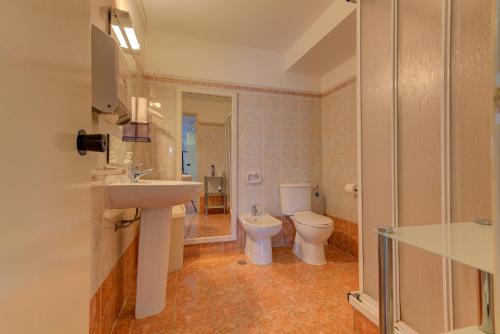 a bathroom with a sink and a toilet at Manta Guest - Bed & Breakfast in Manta Rota