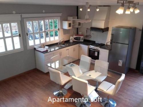 Een keuken of kitchenette bij "Casa Amalia Apartamentos" Plaza Italia y Av Arístides a 50mts, lugar con jardín