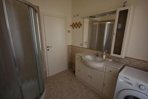 łazienka z umywalką i prysznicem w obiekcie LA CASA DI CHIANNI La Pieve w mieście Chianni