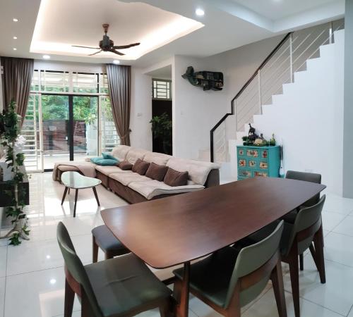 ein Wohnzimmer mit einem Tisch und einem Sofa in der Unterkunft De Nest Holiday home in Bayan Lepas