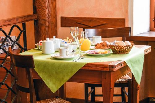 a table with a green table cloth and food on it at Locanda Dell'Era in Dorio