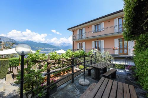 - un balcon avec un banc en bois et un bâtiment dans l'établissement Locanda Dell'Era, à Dorio