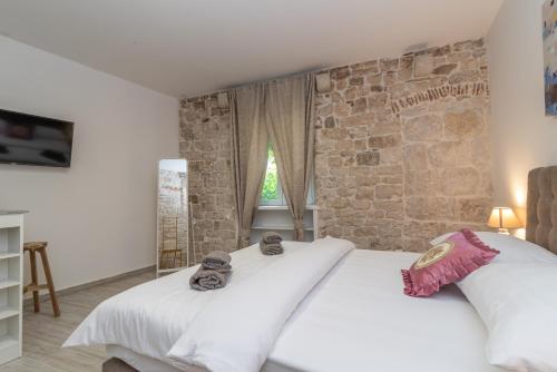 Posteľ alebo postele v izbe v ubytovaní Studios Kadena Trogir - 18th century stone house