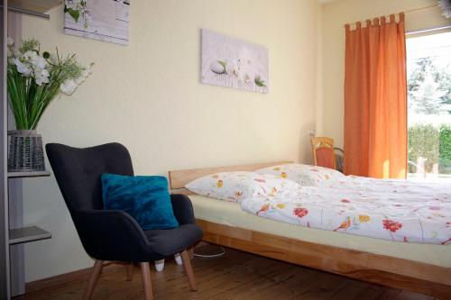 QuerfurtにあるFerienwohnung Gessertのベッドルーム1室(ベッド1台、椅子2脚、窓付)