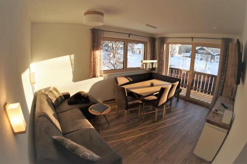 ein Wohnzimmer mit einem Sofa und einem Tisch in der Unterkunft Appartments Simone in Ehrwald