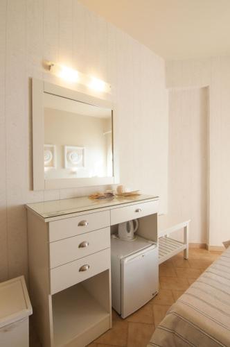 Cama o camas de una habitación en Nautilus Nontas Hotel