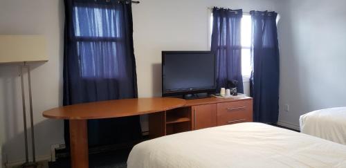 Una cama o camas en una habitación de Niagara Inn
