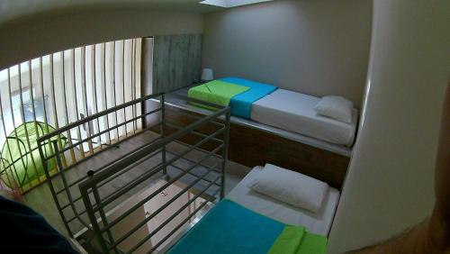 Cette petite chambre comprend 2 lits superposés et un balcon. dans l'établissement KOSTAS FAMILY ROOMS, à Stavros