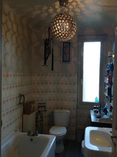 une salle de bain avec une baignoire, des toilettes et un lavabo dans l'établissement Villa Cécile, à Ajaccio