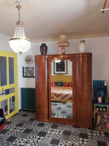 une chambre avec un lit et un grand miroir dans l'établissement Villa Cécile, à Ajaccio