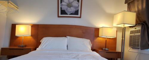 Una cama o camas en una habitación de Niagara Inn