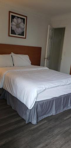 Una cama o camas en una habitación de Niagara Inn
