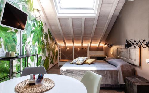 a bedroom with a bed and a table with chairs at 150 LatoMare in Marina di Carrara