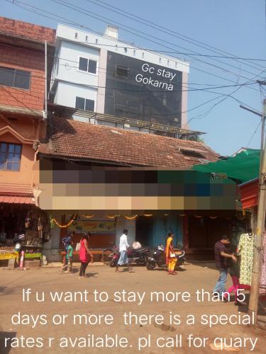 Un edificio con un cartel que dice que si quiero quedarme más de días en Gokarna RSN STAY in Top Floor for the Young & Energetic people of the Universe, en Gokarna