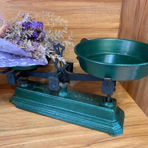 a green scale with a bouquet of flowers on it at Yamaharuka Historic House in Jinhu