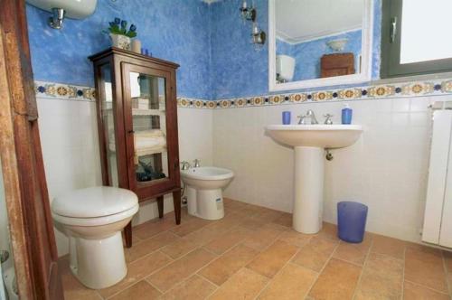 un baño con inodoro y lavabo en Palazzo San Florido, en Città di Castello