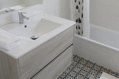 A bathroom at Ideal house for families with pool