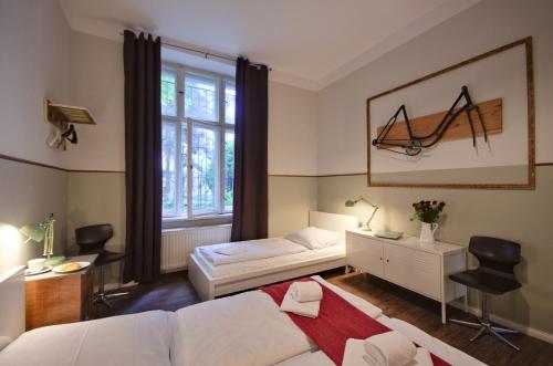 een slaapkamer met een bed, een bureau en een raam bij Wohnung mit 2 Bädern (PB3) in Berlijn