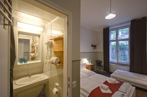 a bathroom with a bed and a sink and a mirror at Wohnung mit 2 Bädern (PB3) in Berlin