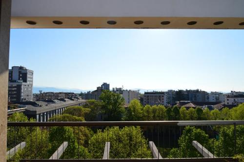 een balkon met uitzicht op de stad bij JULIA LUXURY SUITE in Udine