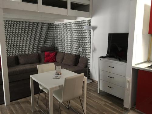 een woonkamer met een witte tafel en een bank bij Kálmán Apartman in Boedapest