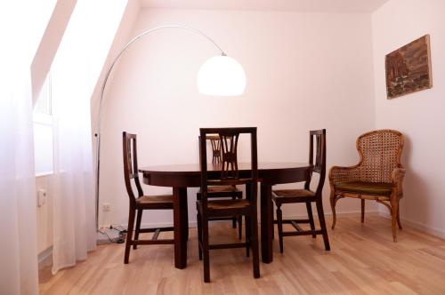 Apartment Zentral في توبينغن: غرفة طعام مع طاولة وكراسي