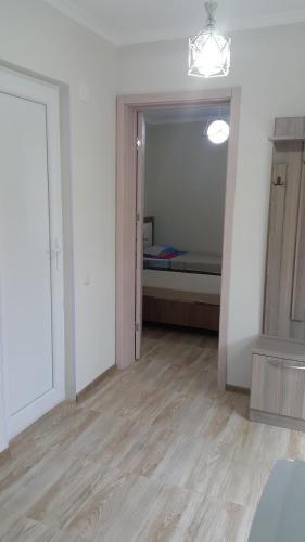 เตียงในห้องที่ Deme House
