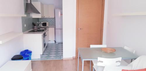 una pequeña cocina con mesa y sillas. en 3 Bedrooms SOHO Parking Included, en San Sebastián
