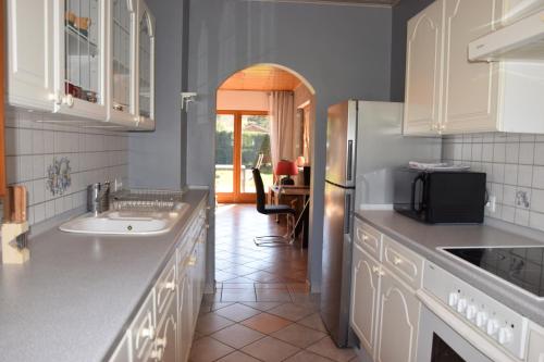 een keuken met een spoelbak en een koelkast bij L'Ours Vert in Baerenthal