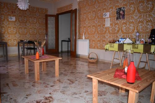 Habitación con 2 mesas de madera en una habitación en Framamired, en Palermo