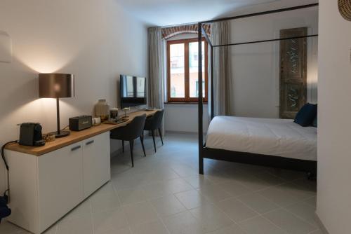 Televízia a/alebo spoločenská miestnosť v ubytovaní L'EMPORIO ROOMS