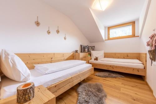 sypialnia z dwoma łóżkami i oknem w obiekcie Residence Tamperhof w mieście San Candido