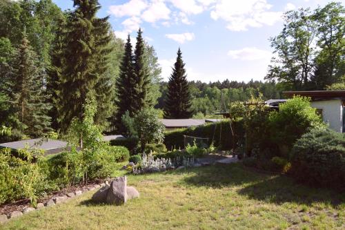 Taman di luar Ferienwohnung am Wald