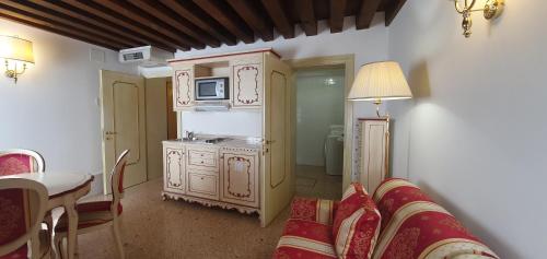 a room with a kitchen with a sink and a microwave at Locanda Ca' del Brocchi in Venice