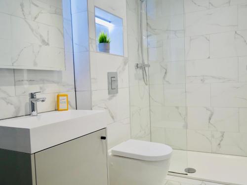 Ванная комната в Beautiful AlumPointe Apartment - 400m to the beach