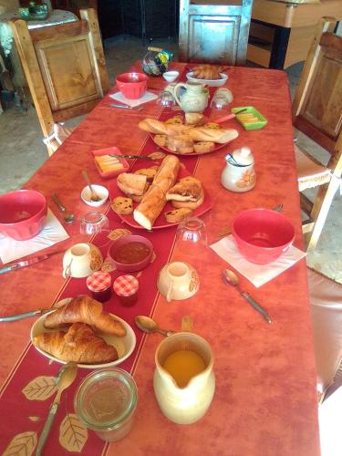 - une table avec des viennoiseries et des croissants dans l'établissement Domaine des cigales, chambre d'hôtes, à Saint-Martin-dʼAoût